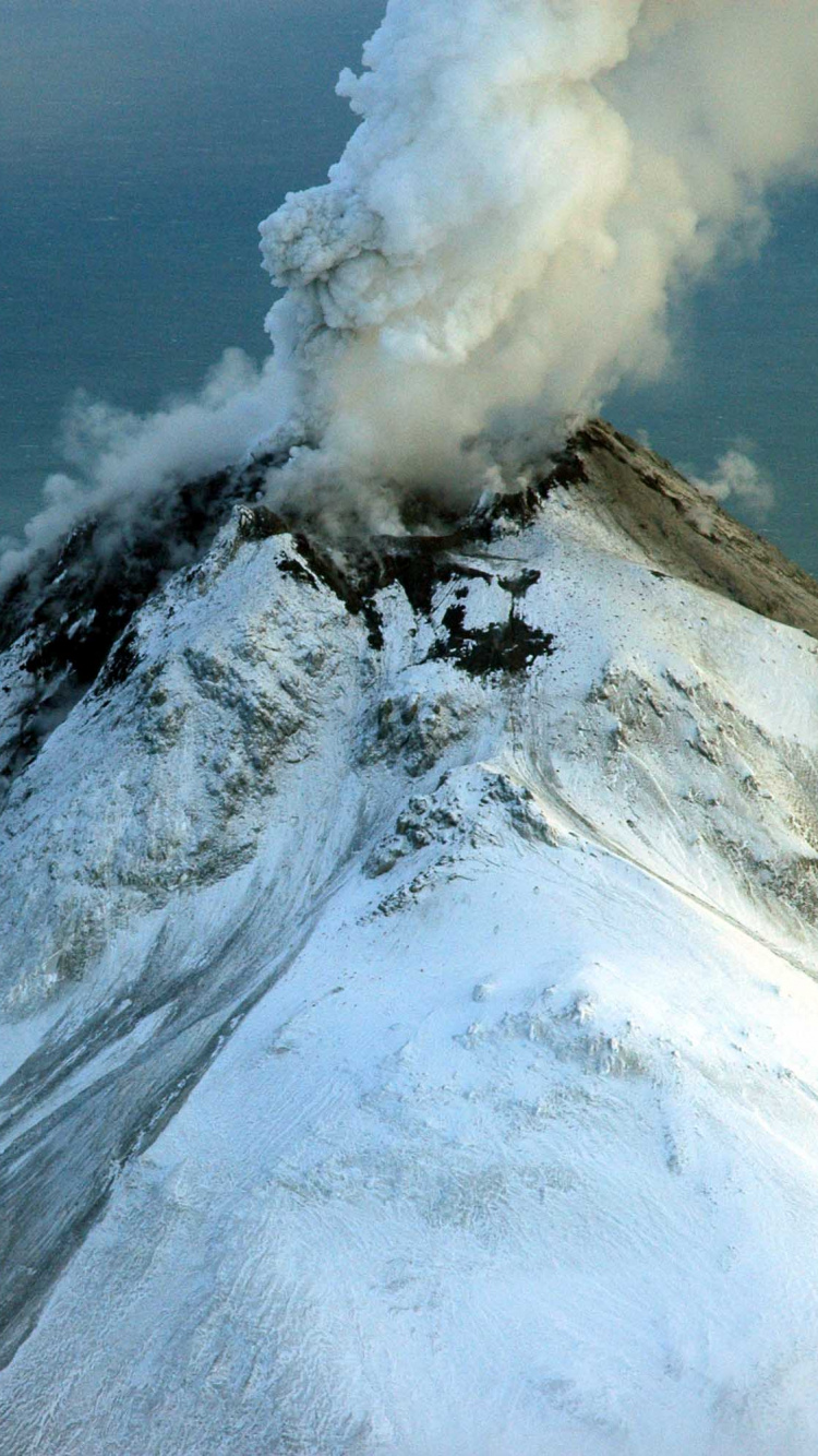Nubes Blancas Sobre la Montaña Cubierta de Nieve. Wallpaper in 750x1334 Resolution