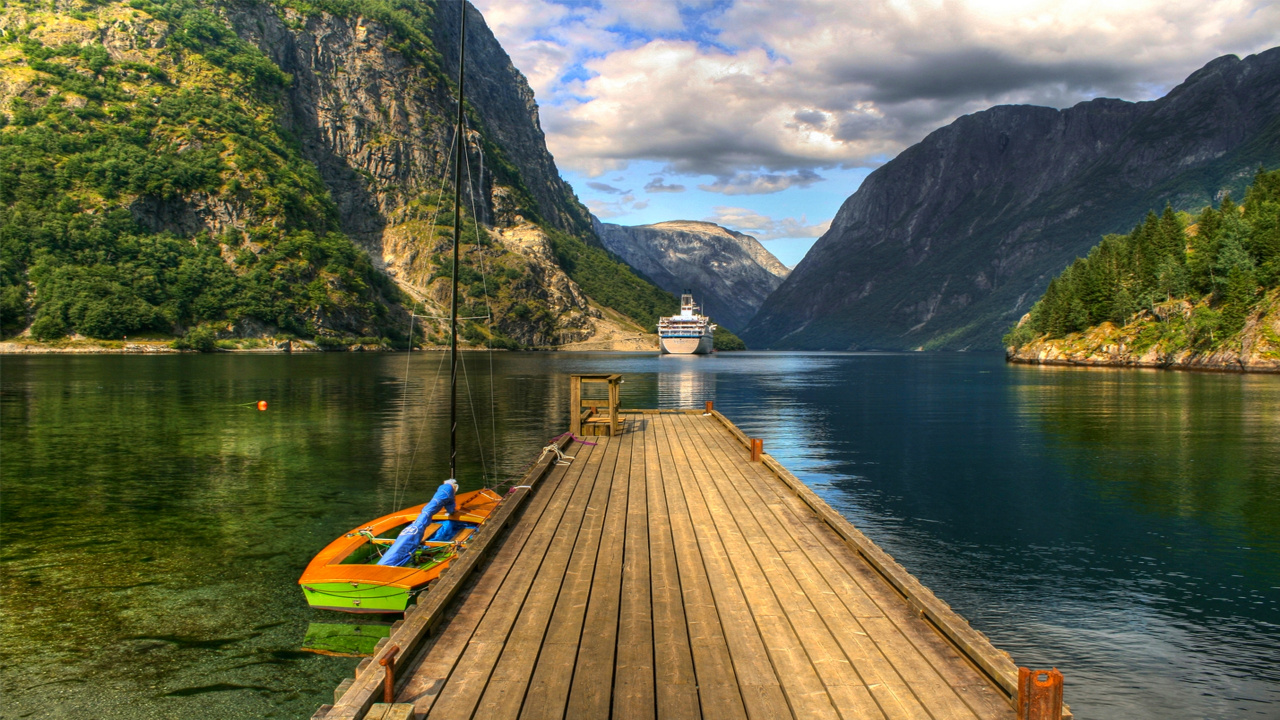 Blue and White Boat on Dock During Daytime. Wallpaper in 1280x720 Resolution