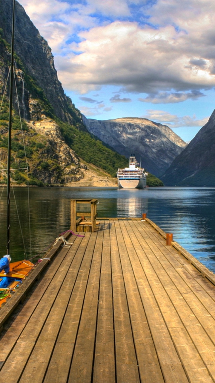 Blue and White Boat on Dock During Daytime. Wallpaper in 720x1280 Resolution