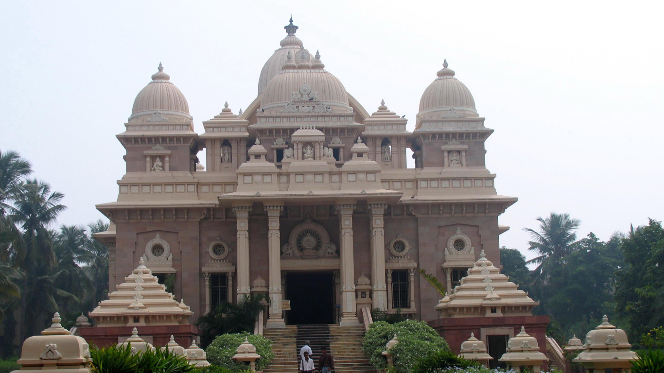 Braunes Betongebäude, Tagsüber Von Grünen Pflanzen Umgeben. Wallpaper in 1366x768 Resolution
