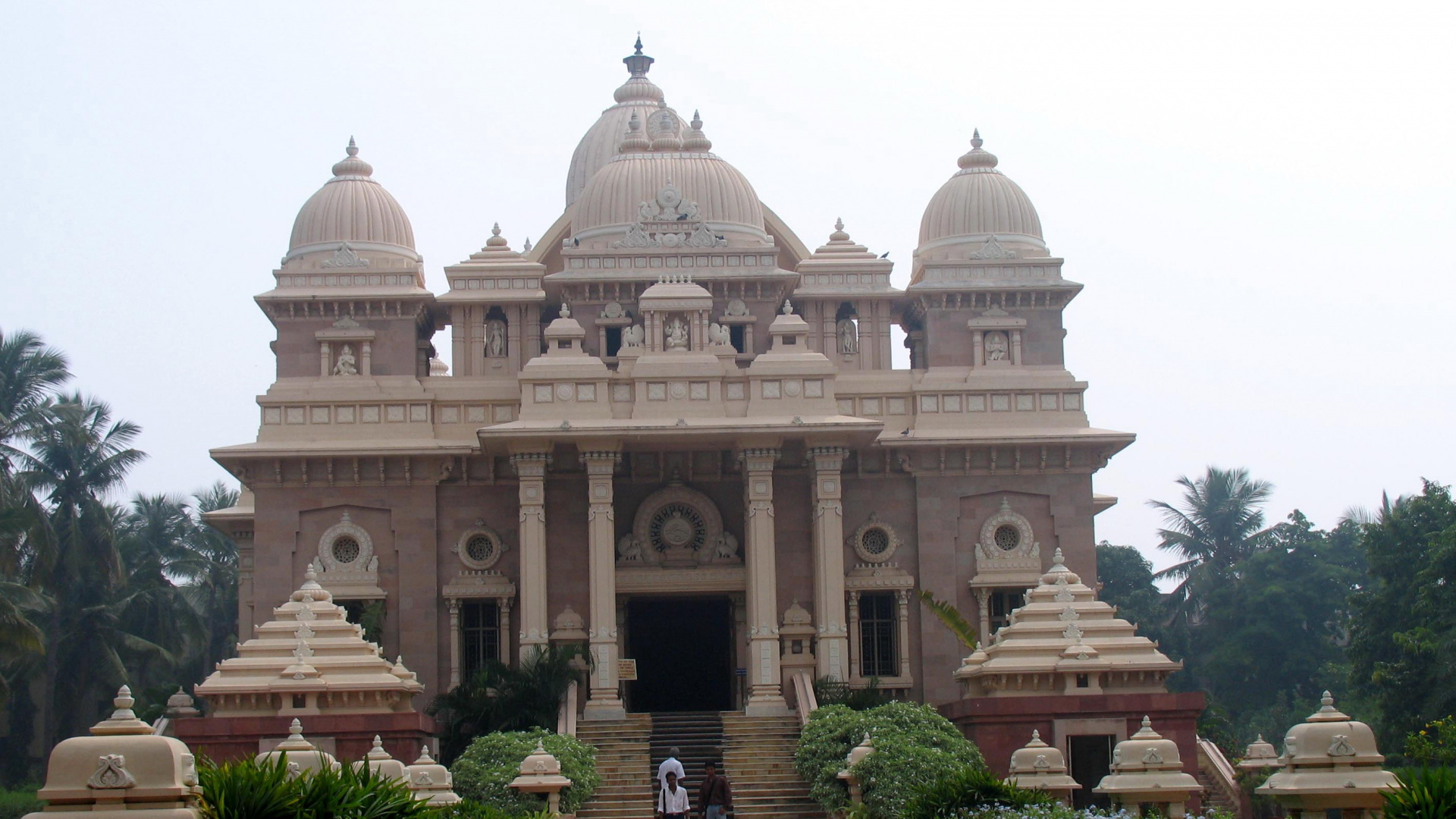 Braunes Betongebäude, Tagsüber Von Grünen Pflanzen Umgeben. Wallpaper in 1920x1080 Resolution