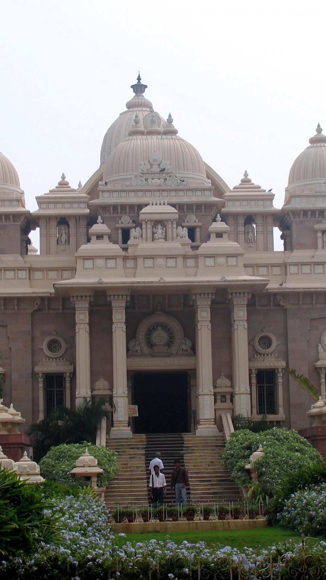Bâtiment en Béton Brun Entouré de Plantes Vertes Pendant la Journée. Wallpaper in 1080x1920 Resolution