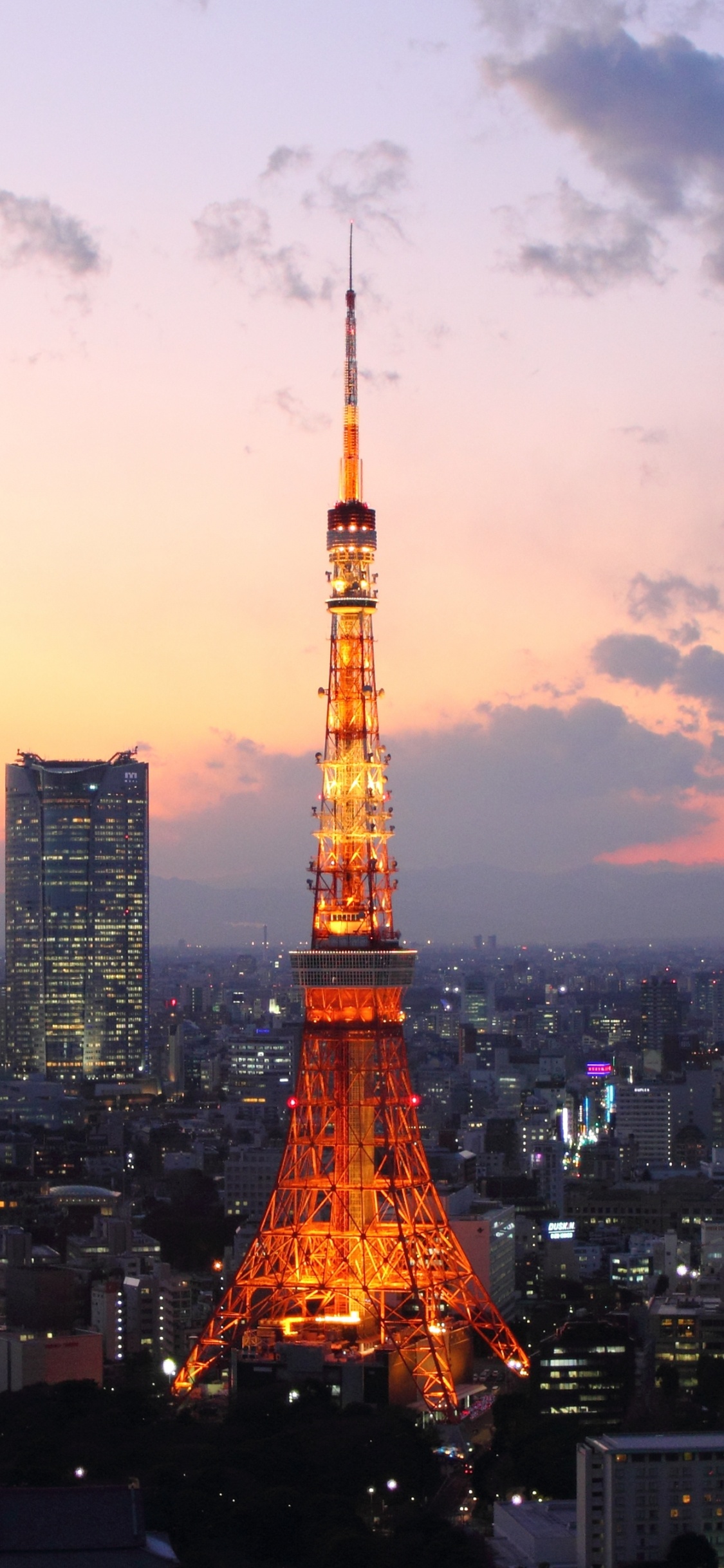 Eiffelturm in Paris Während Der Nacht. Wallpaper in 1125x2436 Resolution