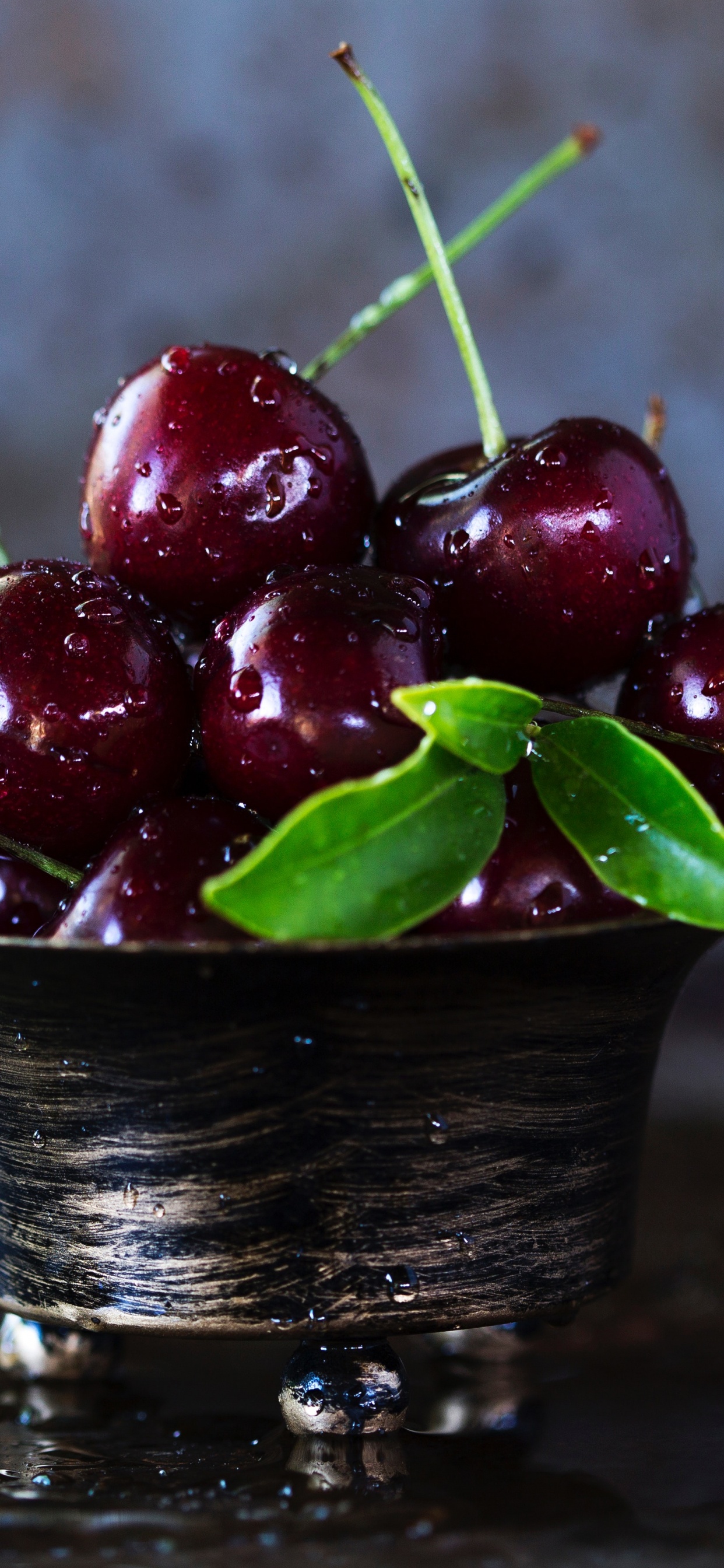 Cerises Rouges Dans un Bol en Céramique Noire. Wallpaper in 1242x2688 Resolution