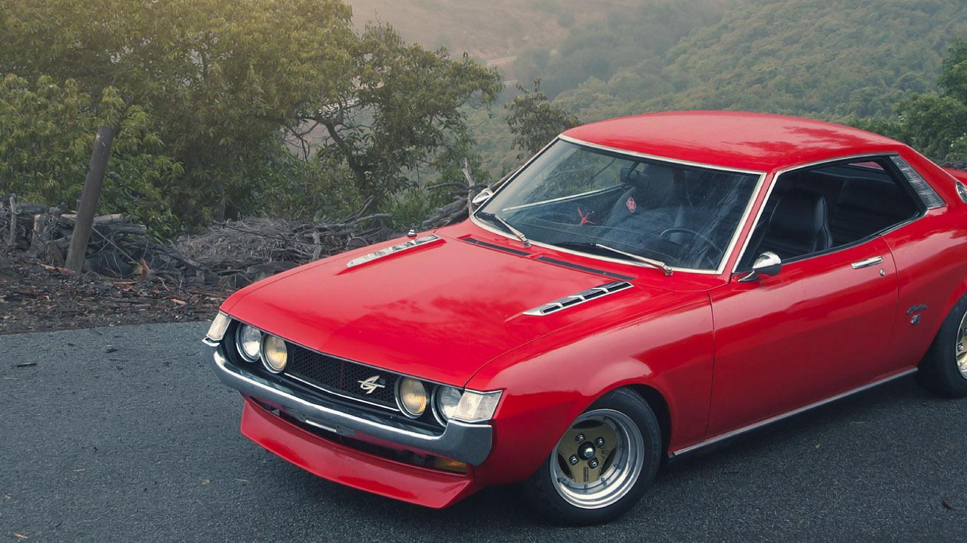 Coupé Rouge Sur Route Asphaltée Grise Pendant la Journée. Wallpaper in 1366x768 Resolution