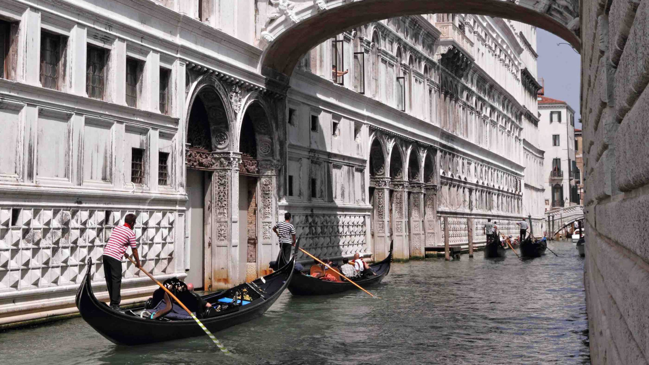 Personnes Montant Sur un Bateau Sur la Rivière Près D'un Bâtiment en Béton Blanc Pendant la Journée. Wallpaper in 1280x720 Resolution