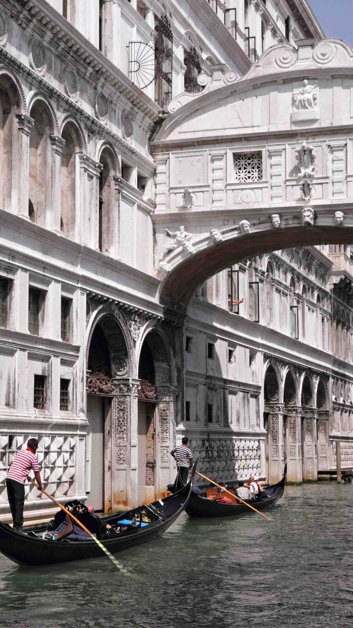 Personnes Montant Sur un Bateau Sur la Rivière Près D'un Bâtiment en Béton Blanc Pendant la Journée. Wallpaper in 720x1280 Resolution