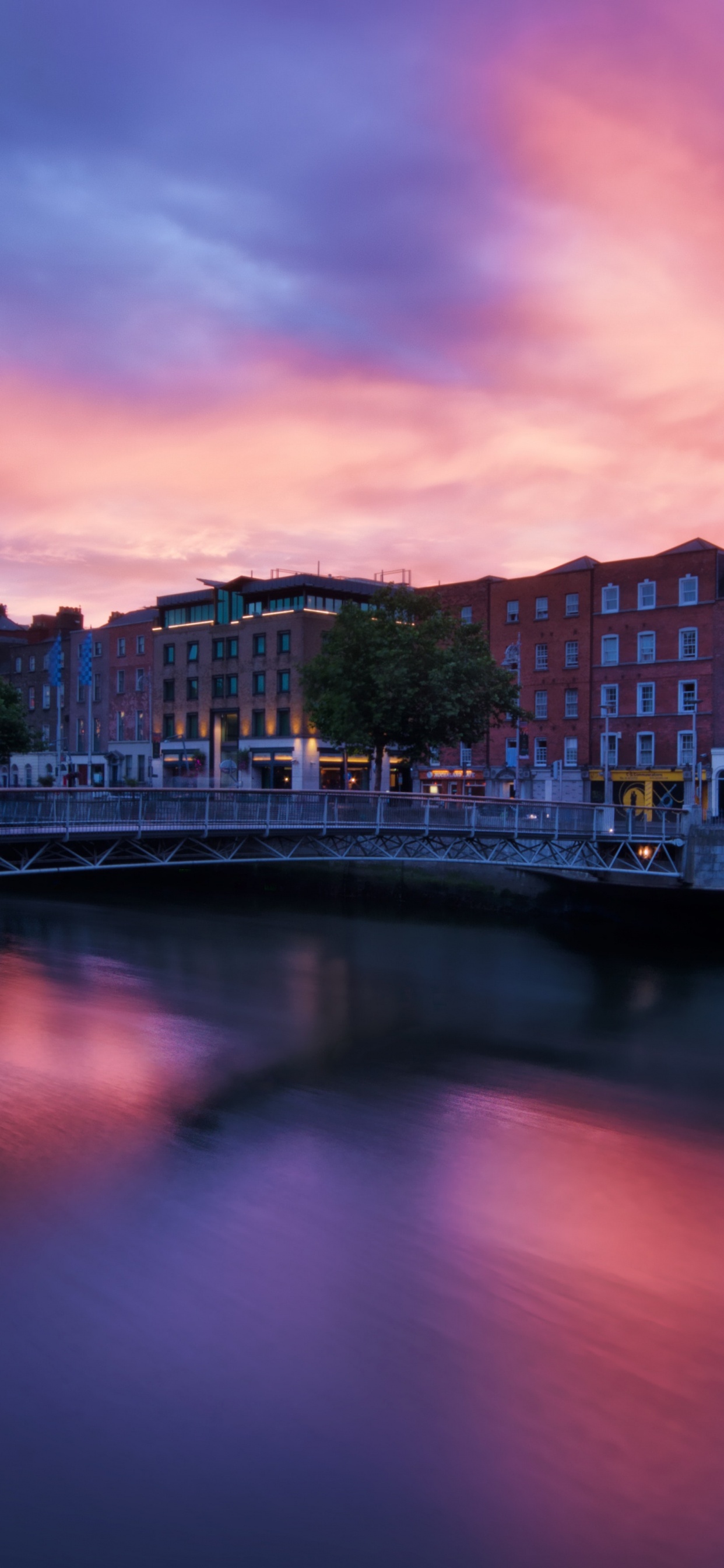 Horizonte de la Ciudad Cerca Del Cuerpo de Agua Durante la Puesta de Sol. Wallpaper in 1242x2688 Resolution