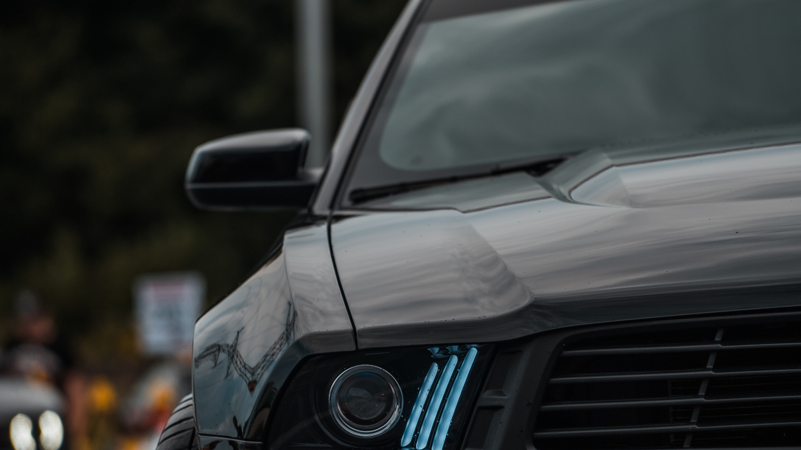 Bmw m 3 Noire Garée Dans la Rue Pendant la Journée. Wallpaper in 2560x1440 Resolution