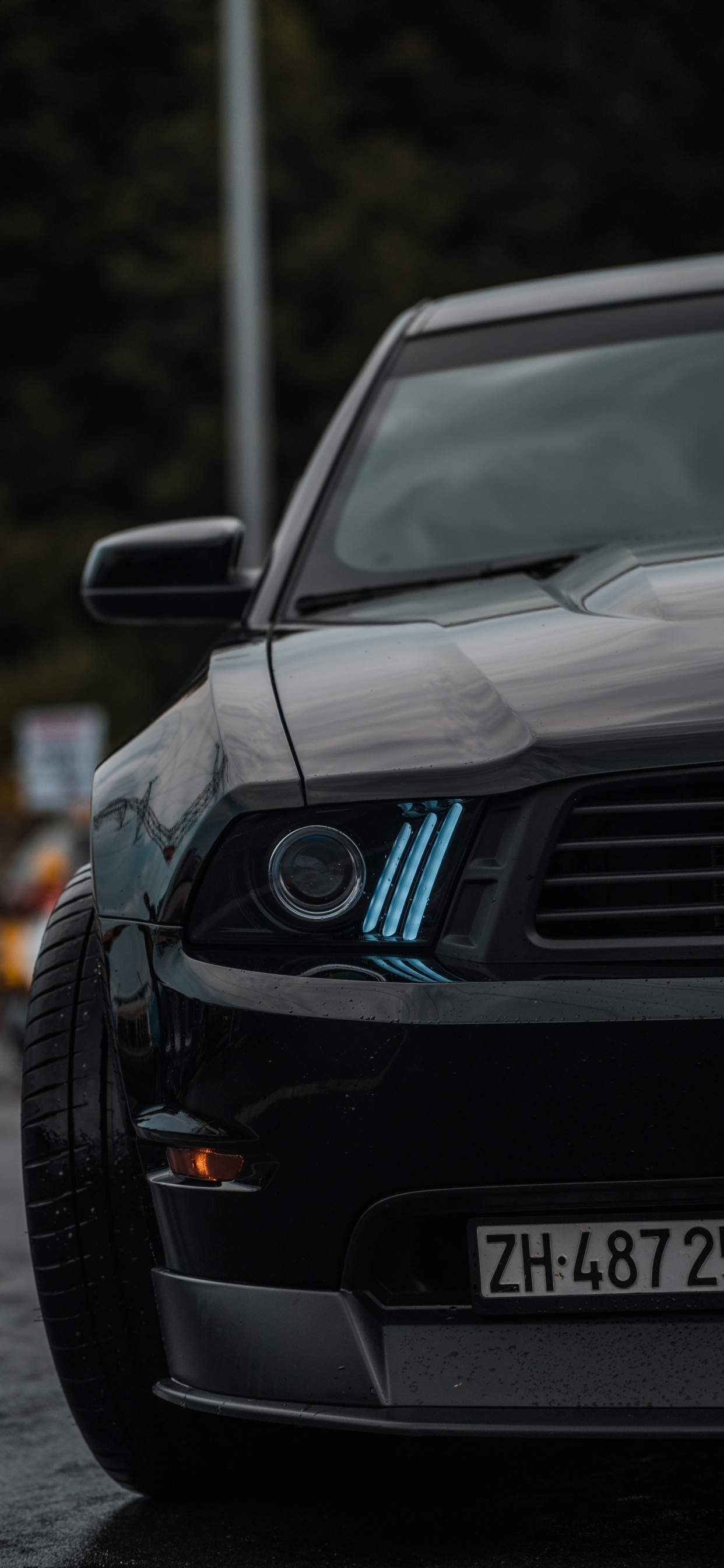 Schwarzer Bmw m 3 Tagsüber Auf Der Straße Geparkt. Wallpaper in 1242x2688 Resolution