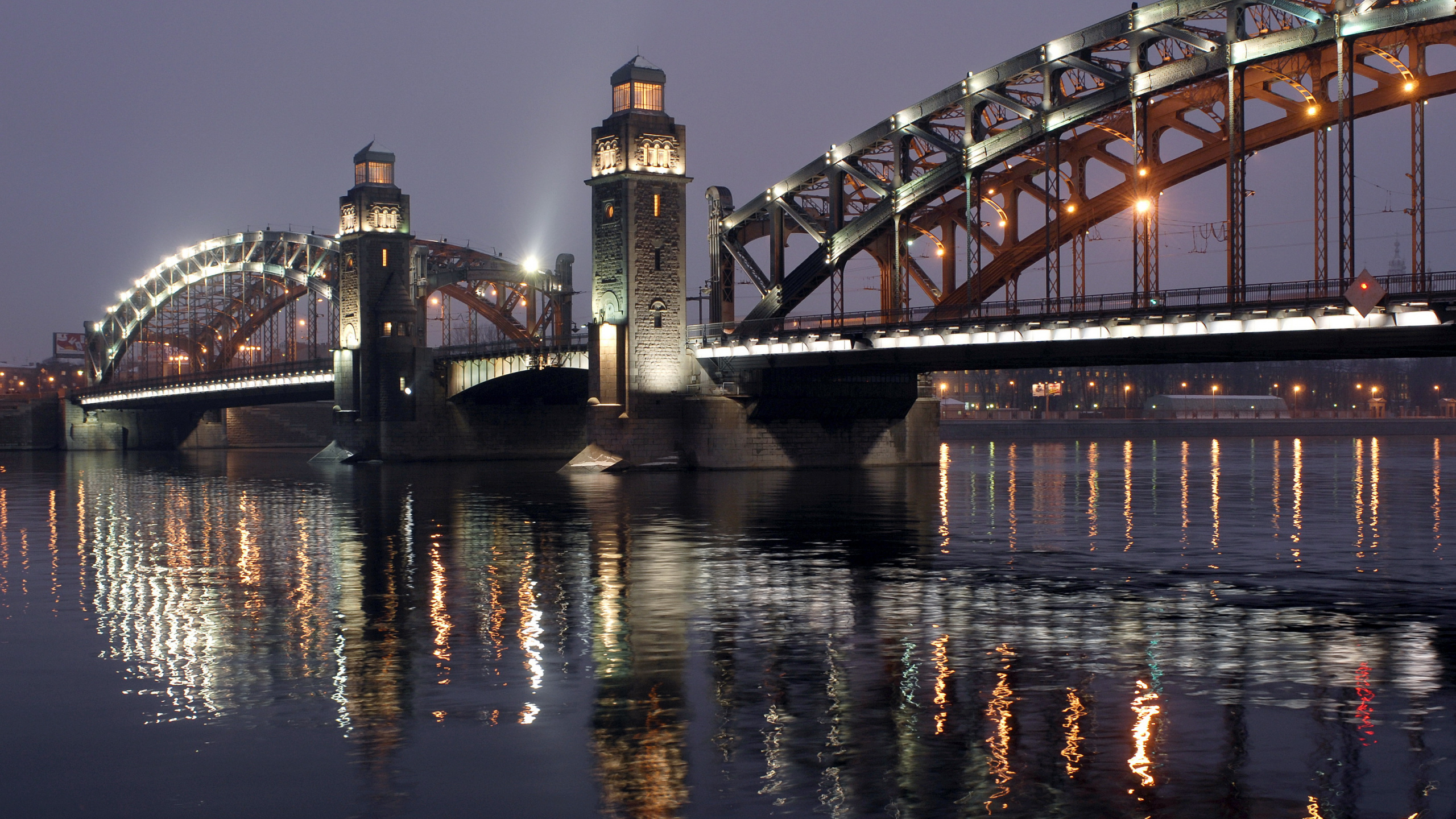 Beleuchtete Brücke Über Wasser Während Der Nacht Night. Wallpaper in 2560x1440 Resolution
