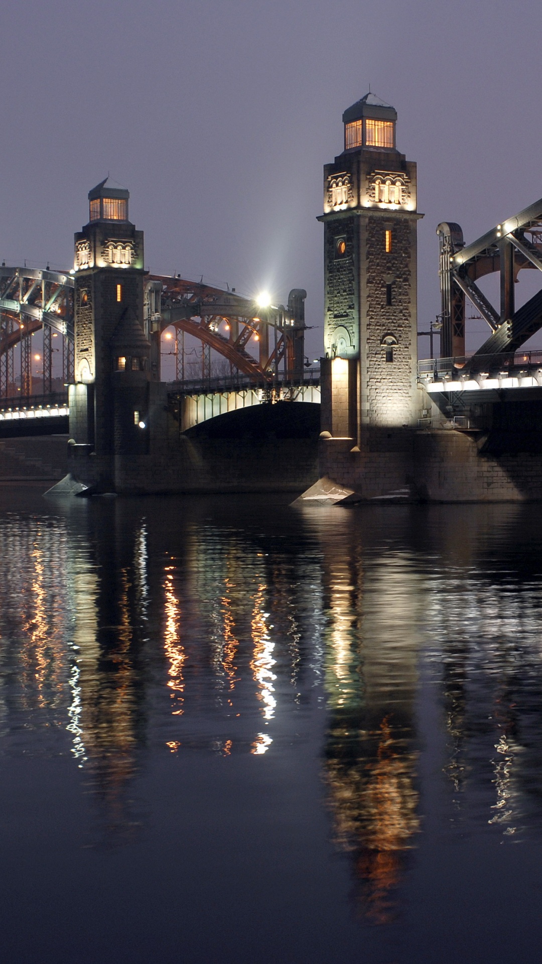 Pont Éclairé Au-dessus de L'eau Pendant la Nuit. Wallpaper in 1080x1920 Resolution