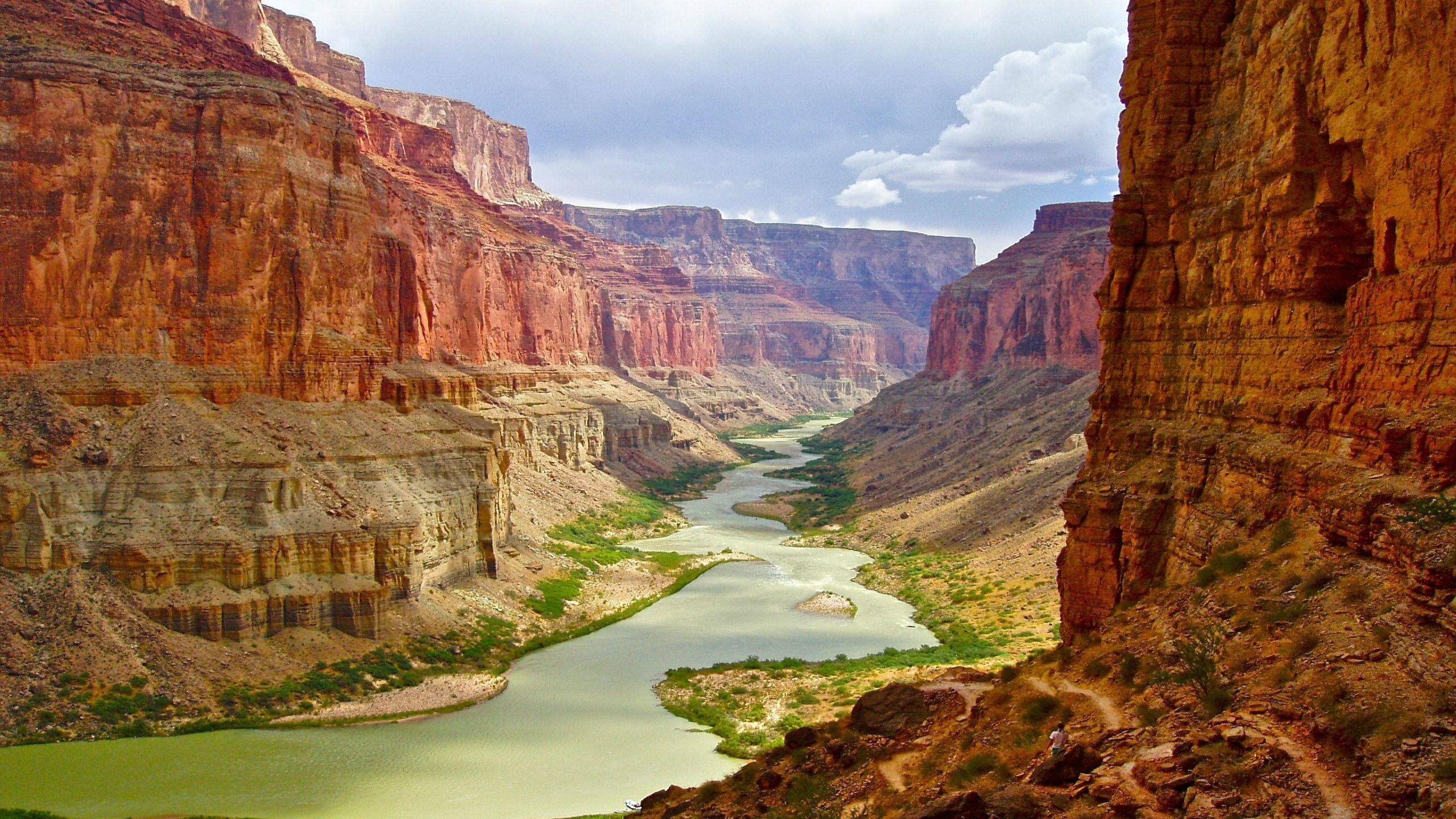 Montagnes Brunes et Vertes Sous Des Nuages Blancs Pendant la Journée. Wallpaper in 2560x1440 Resolution
