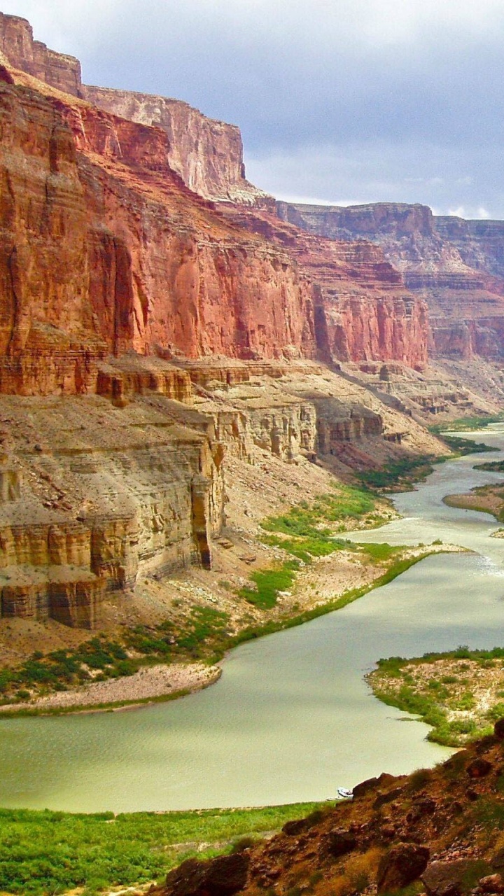 Braune Und Grüne Berge Unter Weißen Wolken Tagsüber White. Wallpaper in 720x1280 Resolution