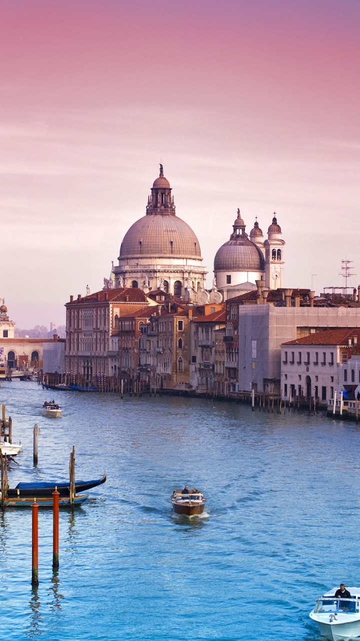 Weißes Und Blaues Boot Auf Dem Wasser in Der Nähe Von Betongebäuden Tagsüber. Wallpaper in 720x1280 Resolution