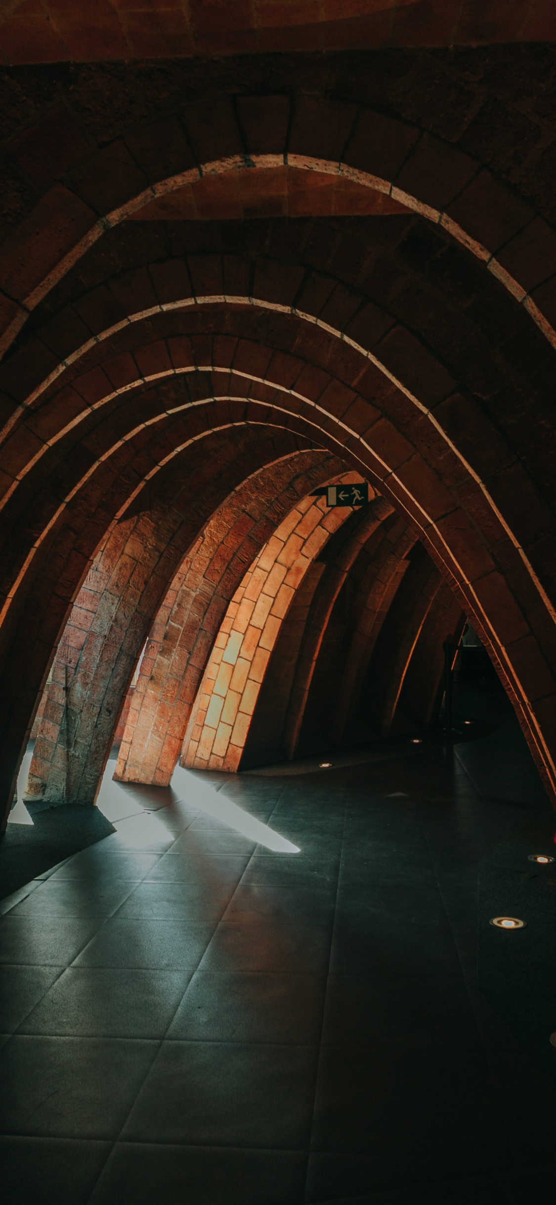 Brauner Und Grauer Tunnel Mit Lichtern. Wallpaper in 1125x2436 Resolution