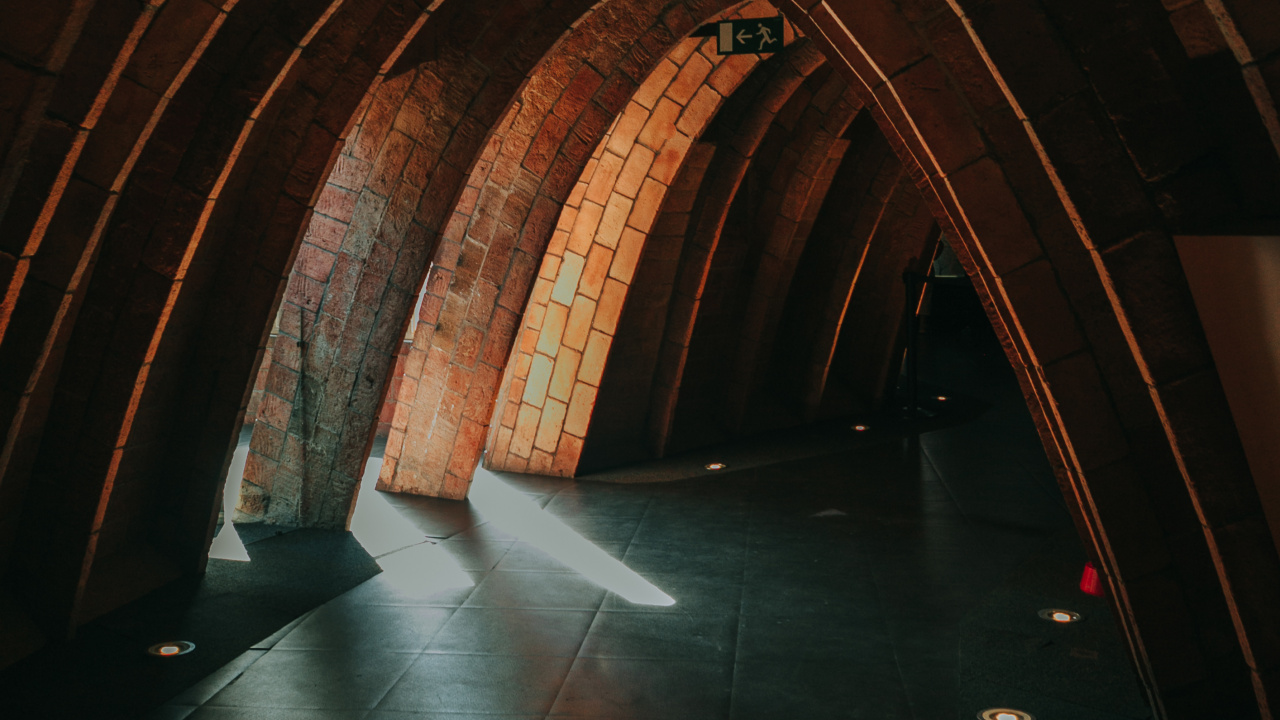 Brauner Und Grauer Tunnel Mit Lichtern. Wallpaper in 1280x720 Resolution