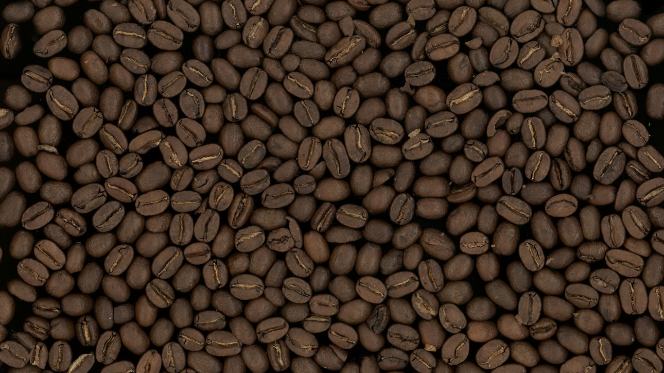 Grains de Café Sur Une Surface en Bois Marron. Wallpaper in 1366x768 Resolution