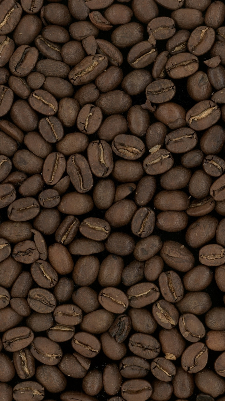 Kaffeebohnen Auf Brauner Holzoberfläche. Wallpaper in 750x1334 Resolution