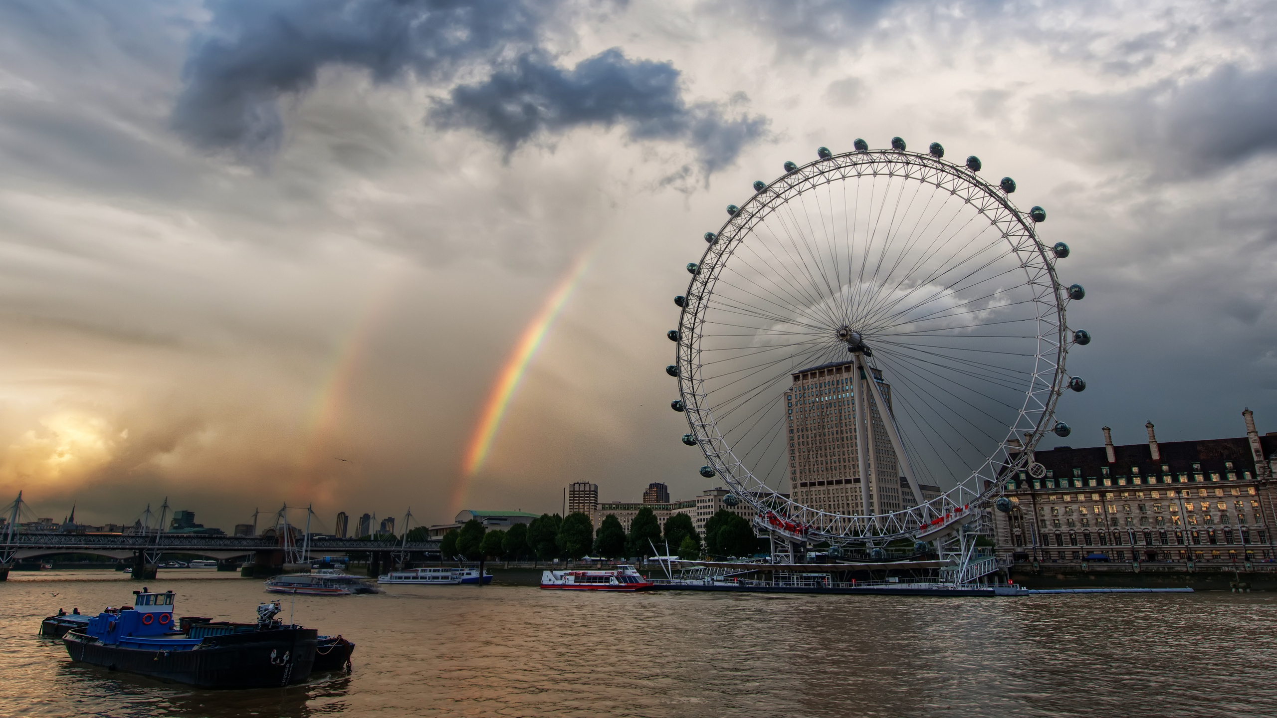 Ferris Wheel Near Body of Water During Daytime. Wallpaper in 2560x1440 Resolution