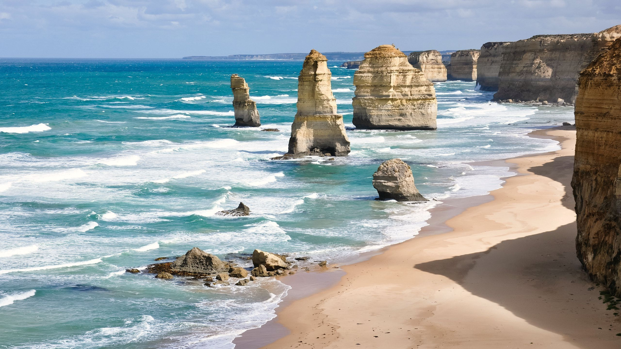 Formation de Roche Brune au Bord de la Mer Pendant la Journée. Wallpaper in 2560x1440 Resolution