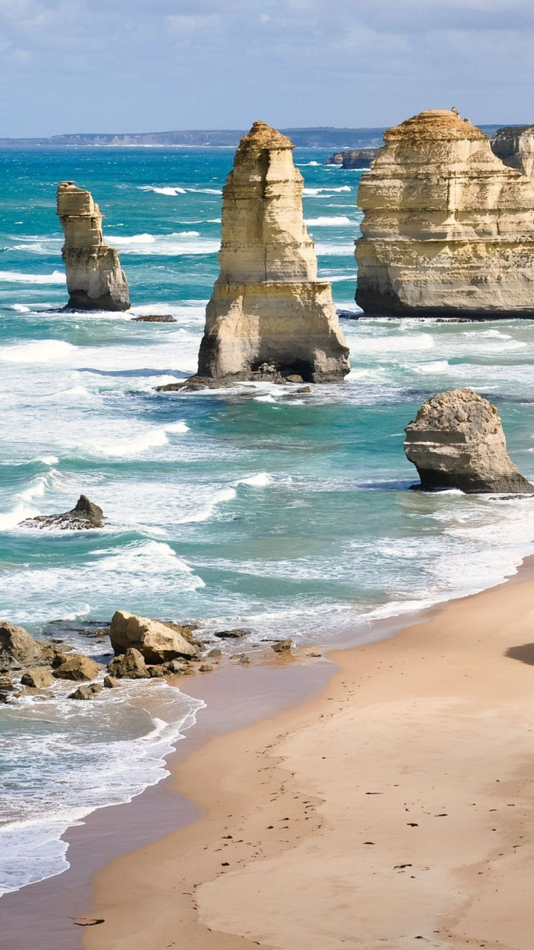 Brown Rock Formation on Sea Shore During Daytime. Wallpaper in 750x1334 Resolution