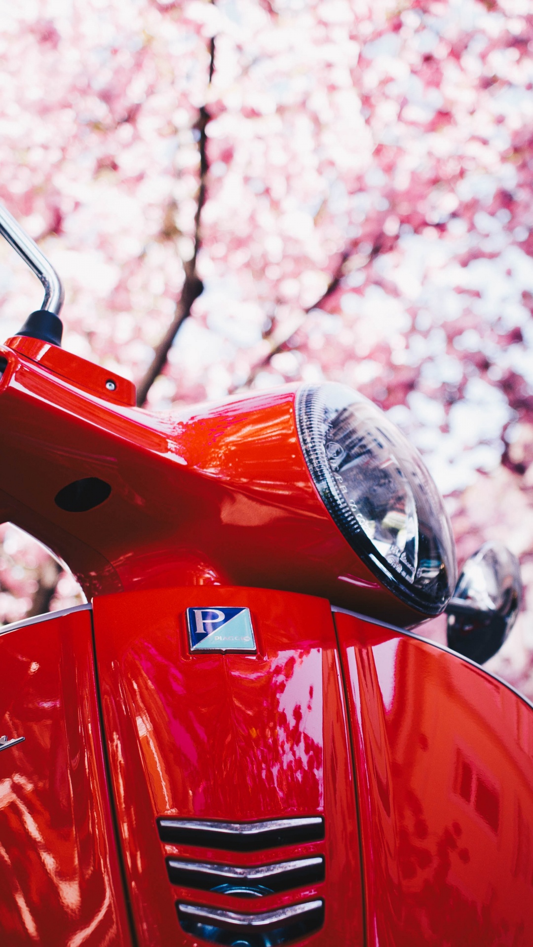 Roter Und Schwarzer Motorroller. Wallpaper in 1080x1920 Resolution