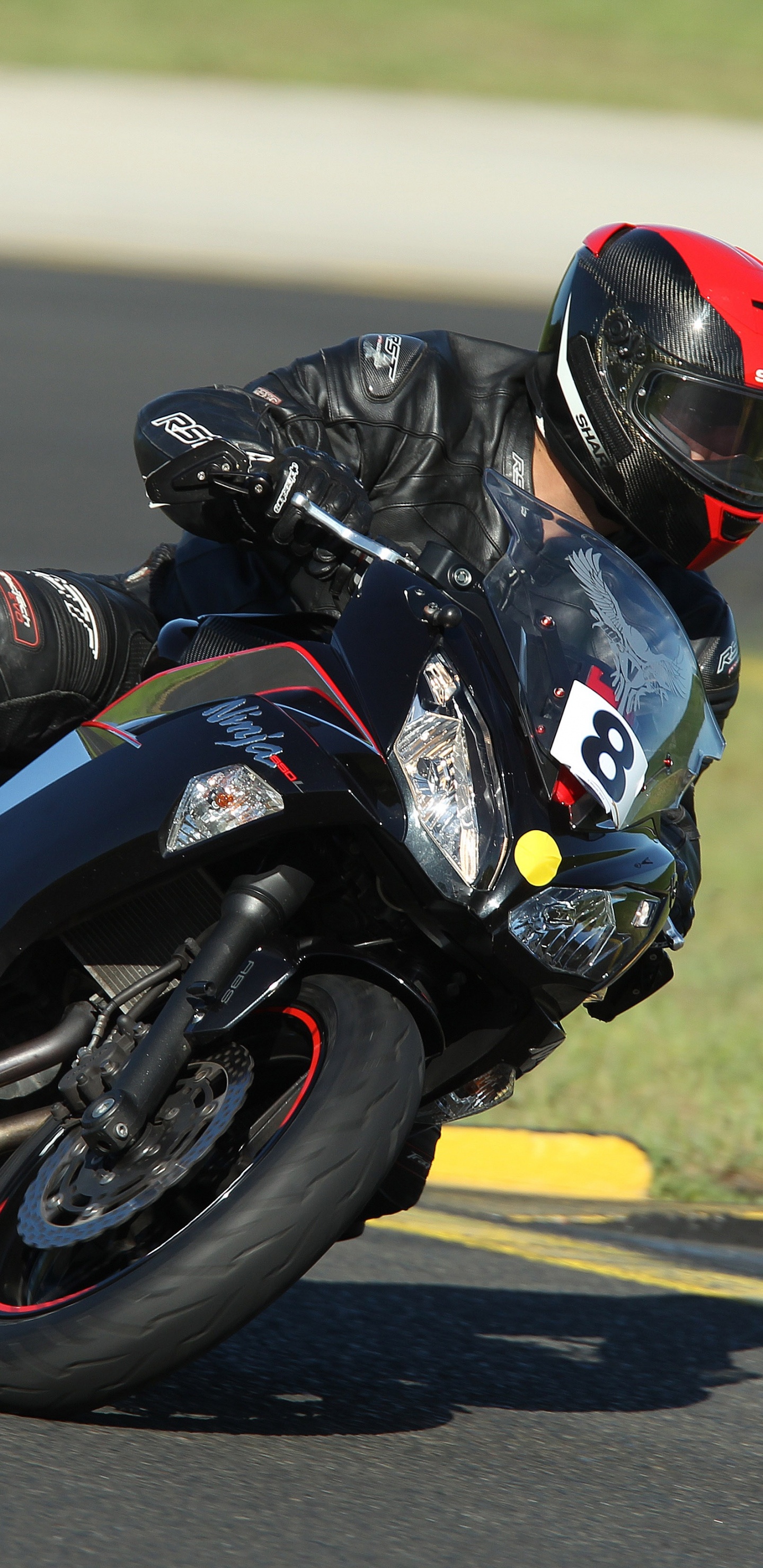 Mann im Schwarz-weißen Motorradanzug, Der Auf Einem Schwarz-weißen Sportrad Fährt Riding. Wallpaper in 1440x2960 Resolution