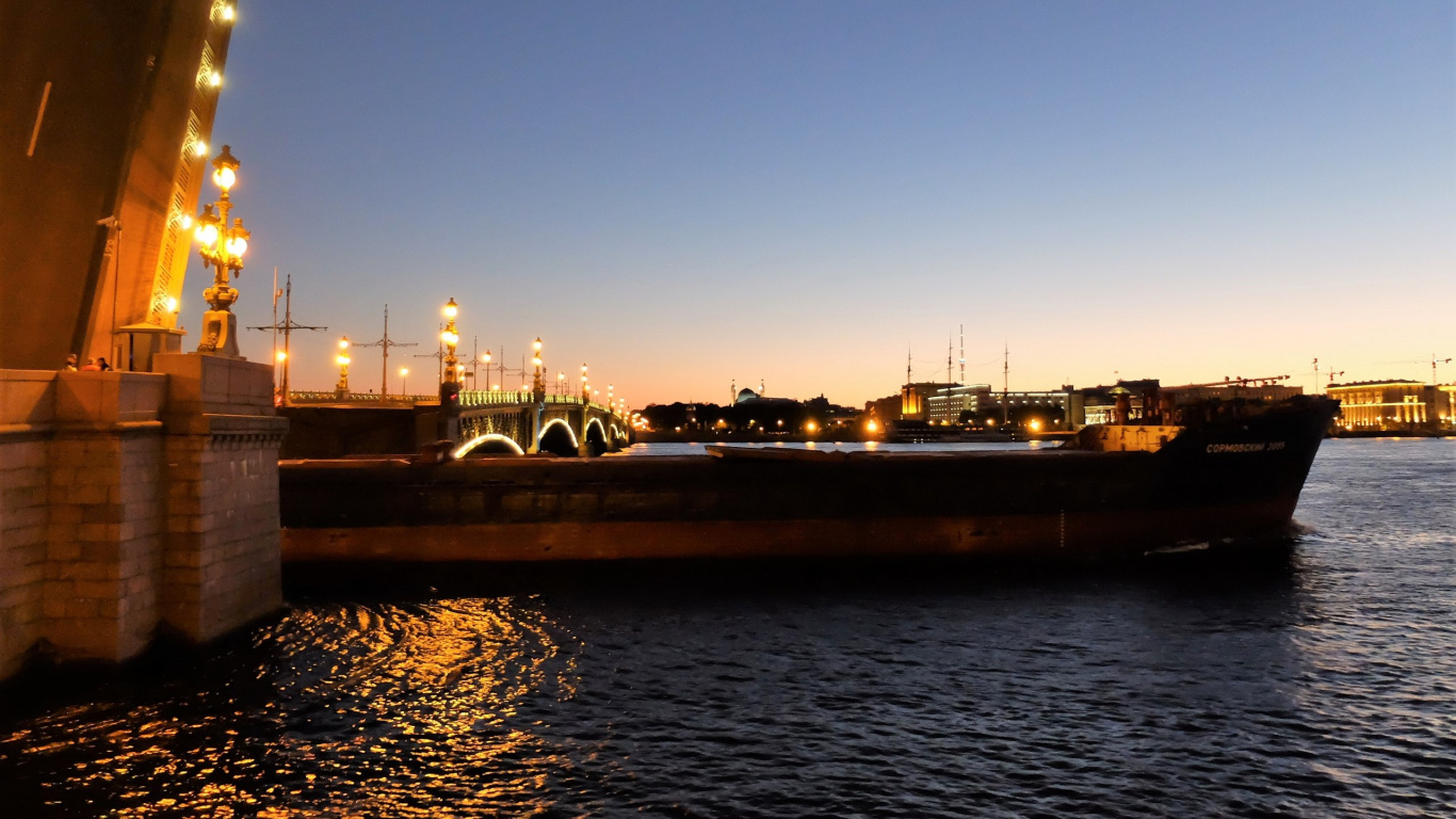 Plan D'eau Près Des Bâtiments de la Ville Pendant la Nuit. Wallpaper in 1366x768 Resolution