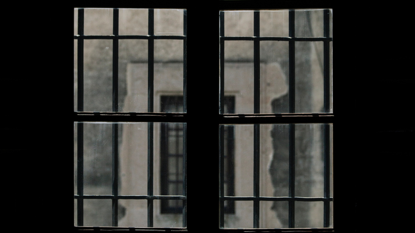 Ventana de Vidrio Con Marco de Metal Negro. Wallpaper in 1366x768 Resolution