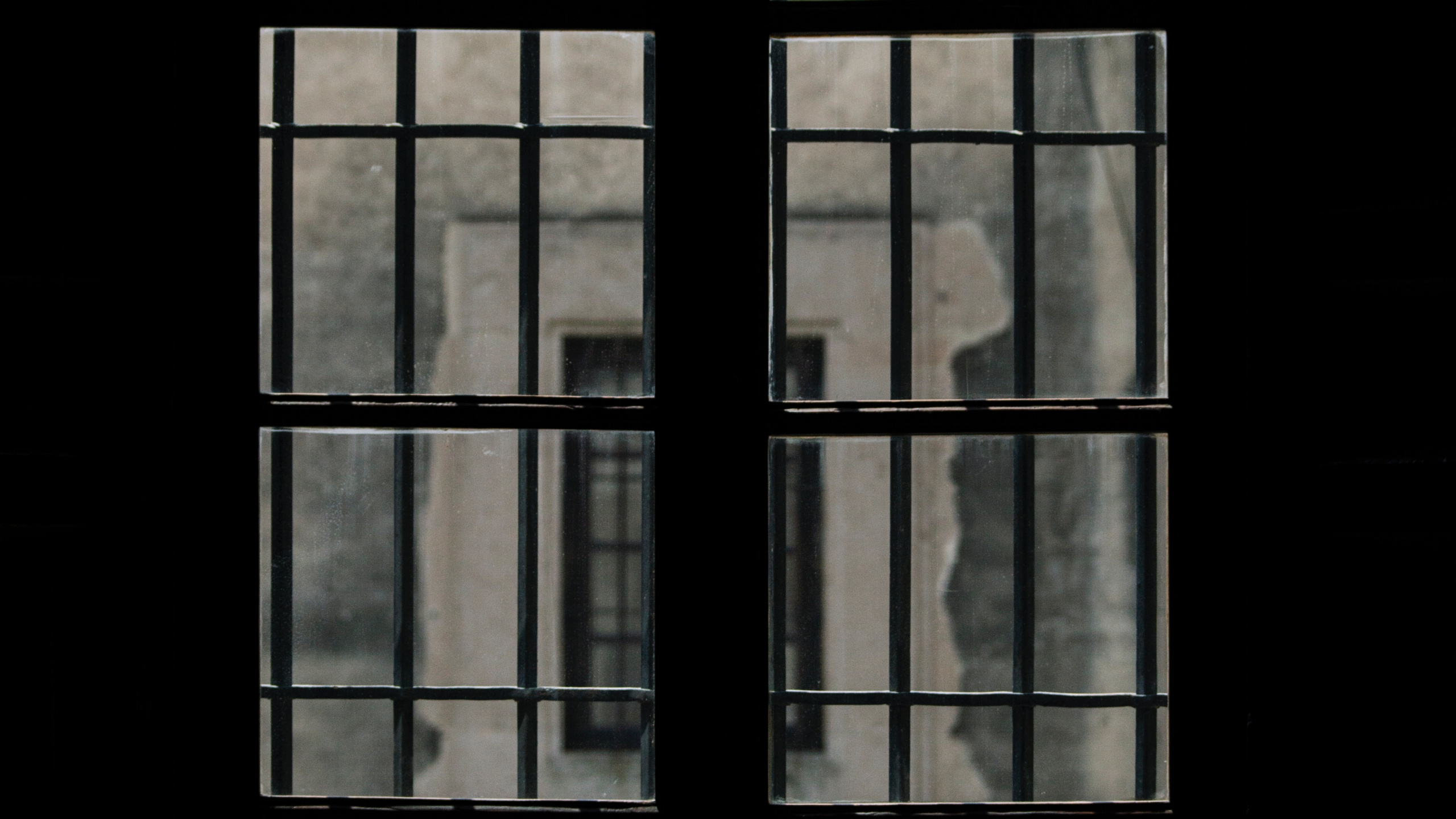 Ventana de Vidrio Con Marco de Metal Negro. Wallpaper in 2560x1440 Resolution