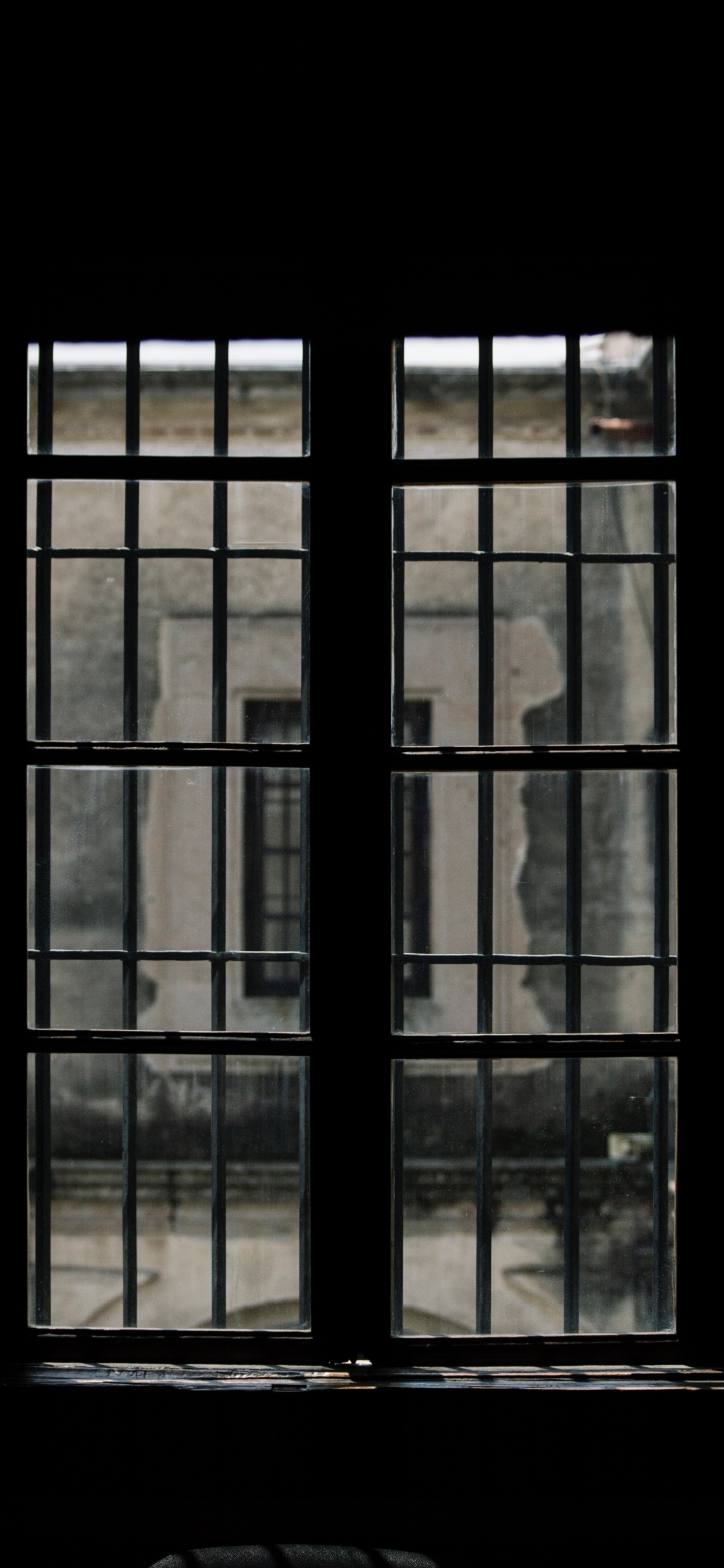Glasfenster Mit Schwarzem Metallrahmen. Wallpaper in 1242x2688 Resolution