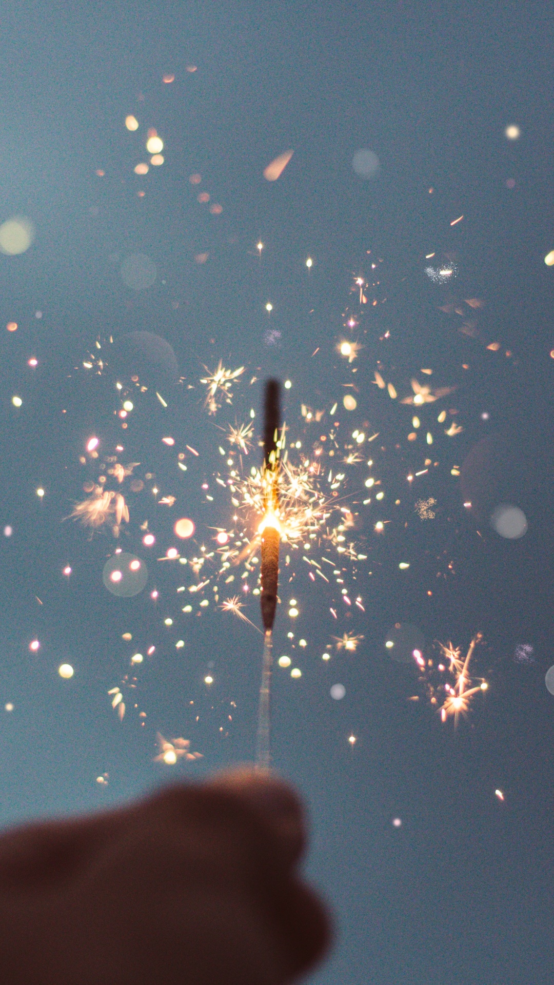 Neujahr, Wasser, Wunderkerze, Feuerwerk, Hand. Wallpaper in 1080x1920 Resolution