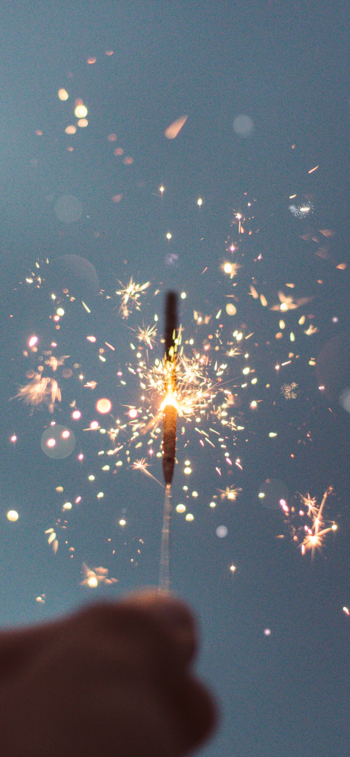 Neujahr, Wasser, Wunderkerze, Feuerwerk, Hand. Wallpaper in 1125x2436 Resolution