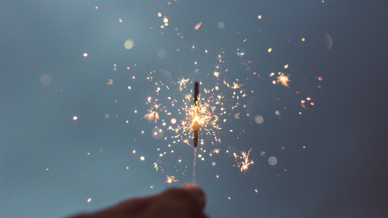 Neujahr, Wasser, Wunderkerze, Feuerwerk, Hand. Wallpaper in 1280x720 Resolution