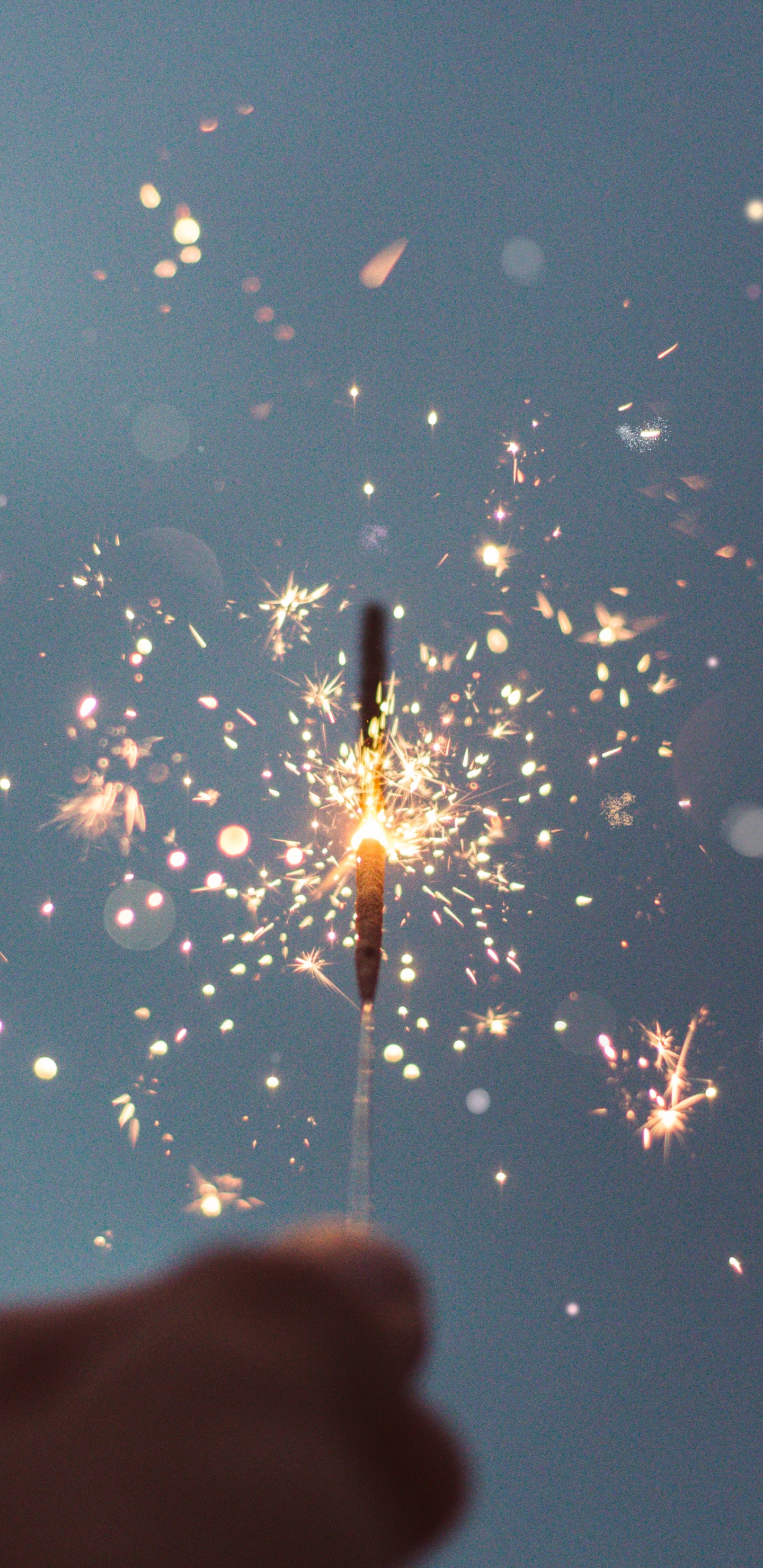Neujahr, Wasser, Wunderkerze, Feuerwerk, Hand. Wallpaper in 1440x2960 Resolution