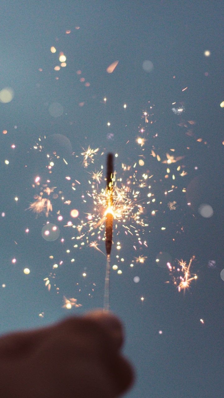 Neujahr, Wasser, Wunderkerze, Feuerwerk, Hand. Wallpaper in 720x1280 Resolution