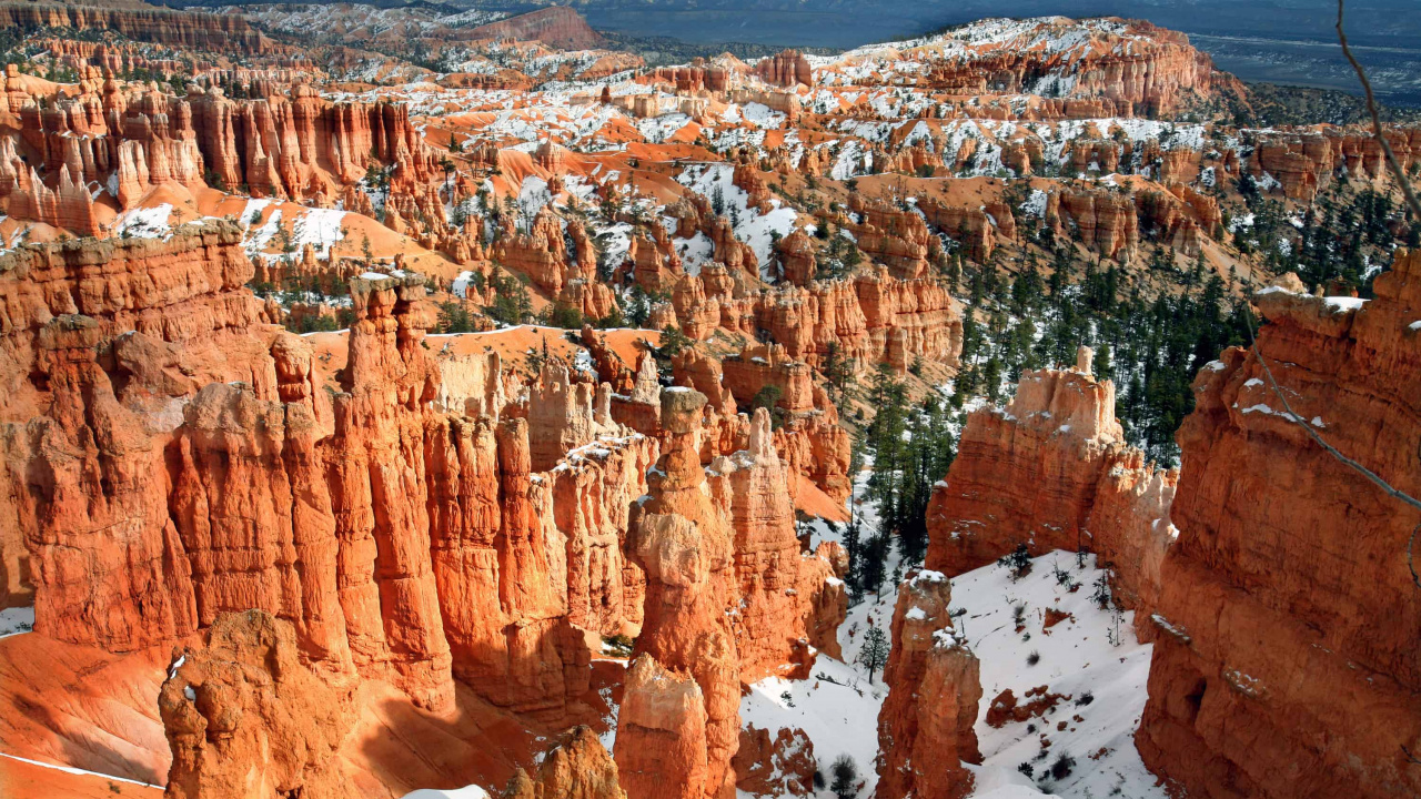 Brauner Felsiger Berg Tagsüber Mit Schnee Bedeckt. Wallpaper in 1280x720 Resolution