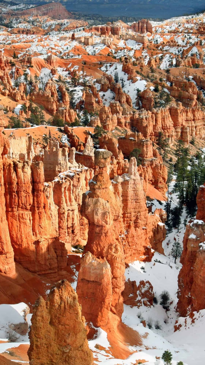 Brauner Felsiger Berg Tagsüber Mit Schnee Bedeckt. Wallpaper in 720x1280 Resolution