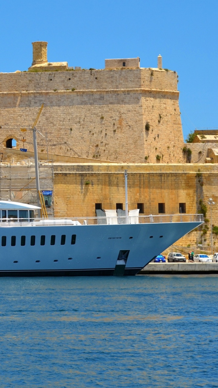 Bateau de Croisière Blanc en Mer Pendant la Journée. Wallpaper in 720x1280 Resolution