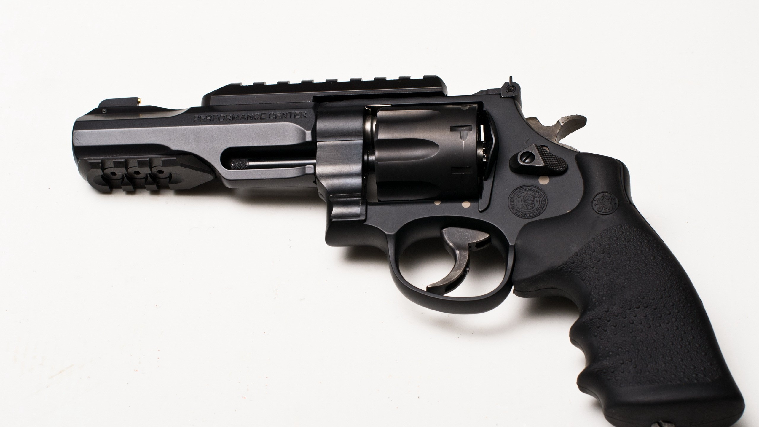 Arma, Pistola, Revolver, Gatillo, Cañón de la Pistola. Wallpaper in 2560x1440 Resolution