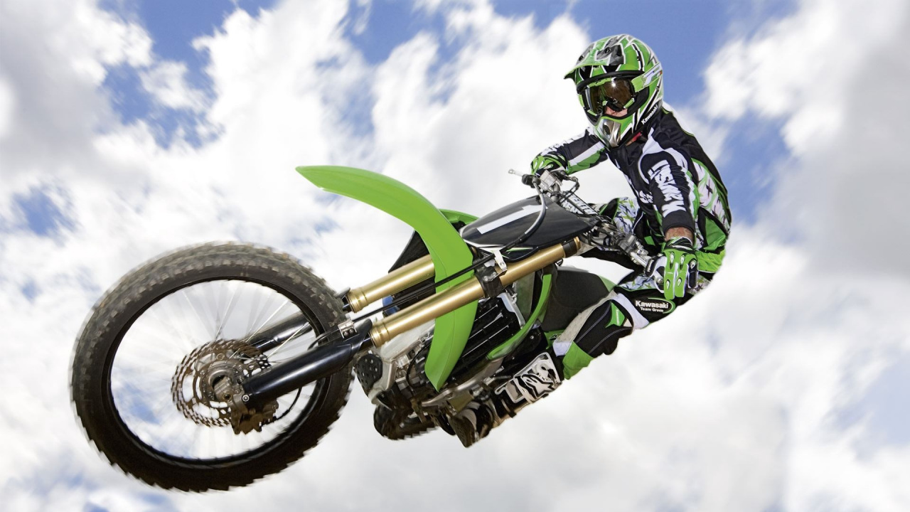 Mann im Grünen Motocross-Anzug, Der Motocross-Dirt-Bike Fährt. Wallpaper in 1280x720 Resolution