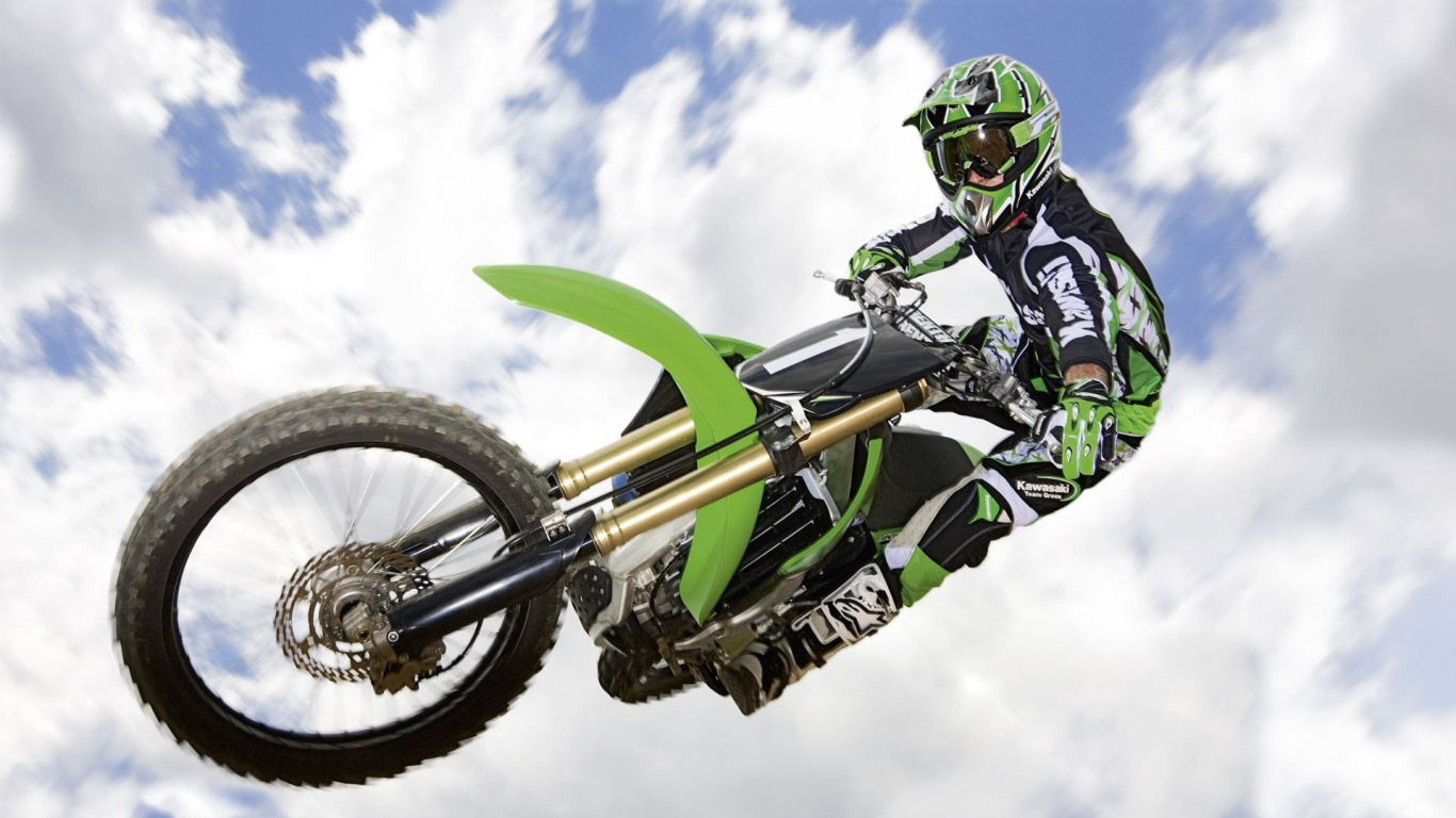 Mann im Grünen Motocross-Anzug, Der Motocross-Dirt-Bike Fährt. Wallpaper in 1366x768 Resolution