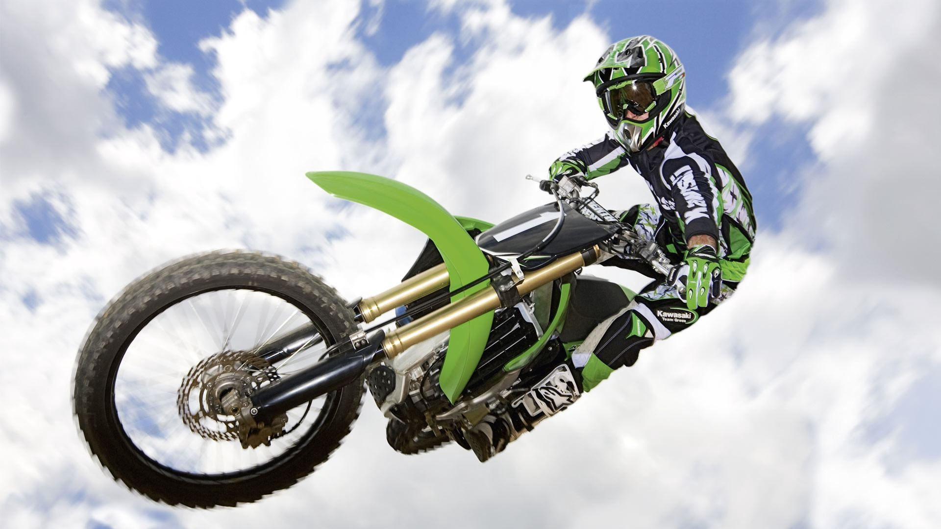 Mann im Grünen Motocross-Anzug, Der Motocross-Dirt-Bike Fährt. Wallpaper in 1920x1080 Resolution