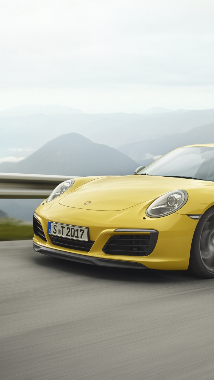 Gelber Porsche 911 Tagsüber Unterwegs. Wallpaper in 720x1280 Resolution
