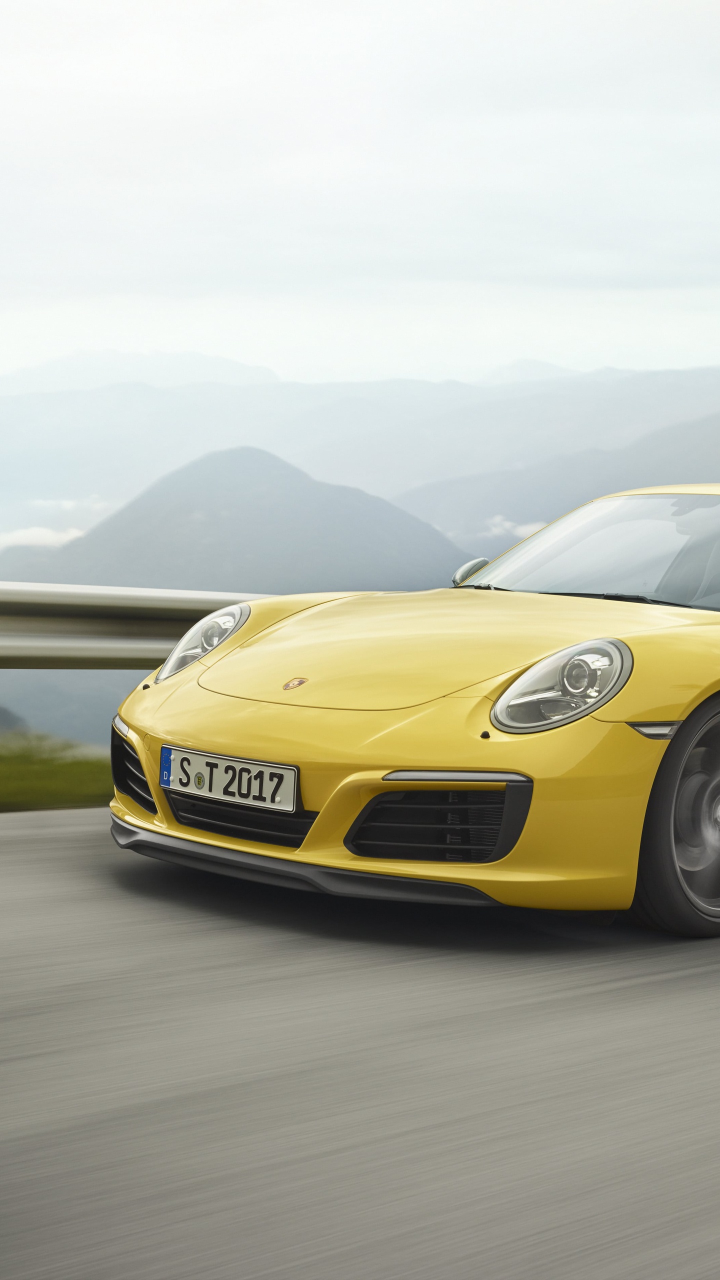 Porsche 911 Amarillo en la Carretera Durante el Día. Wallpaper in 1440x2560 Resolution