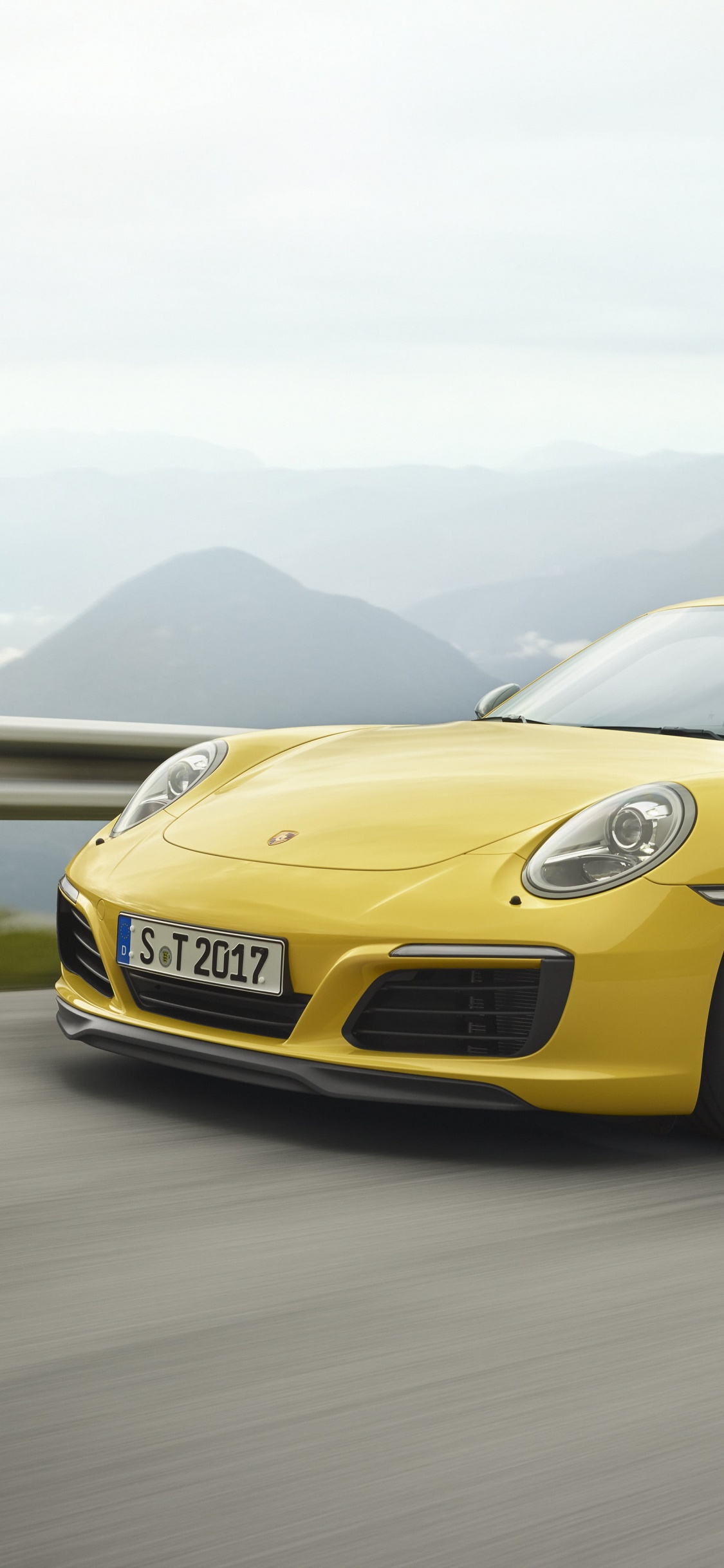 Porsche 911 Jaune Sur Route Pendant la Journée. Wallpaper in 1125x2436 Resolution