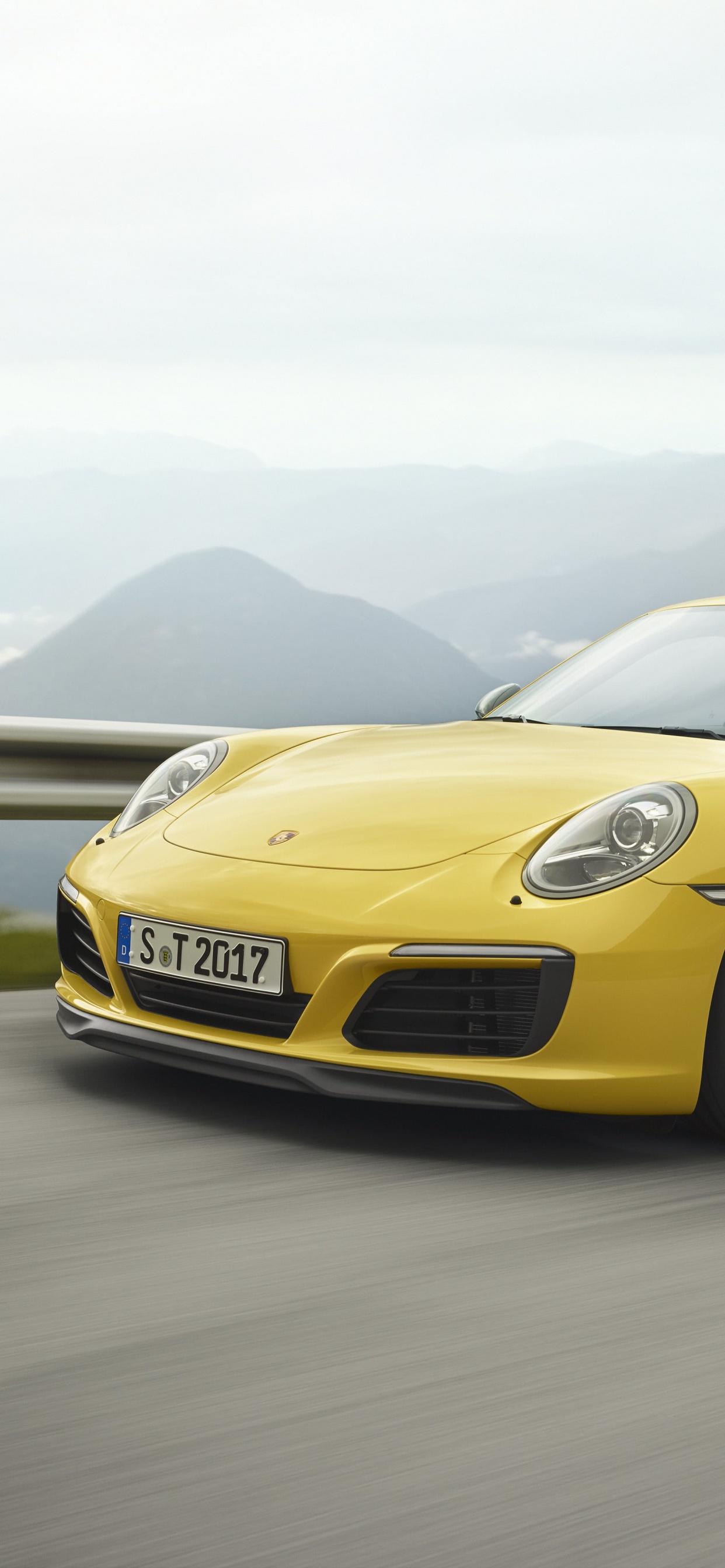 Porsche 911 Jaune Sur Route Pendant la Journée. Wallpaper in 1242x2688 Resolution