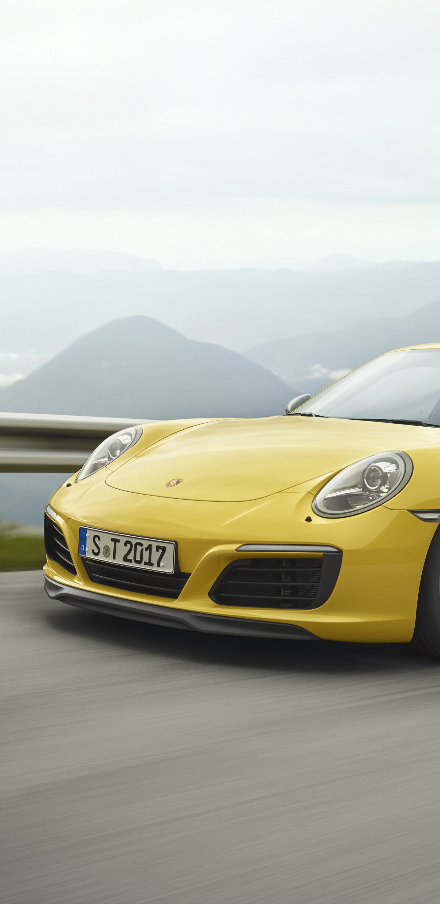 Porsche 911 Jaune Sur Route Pendant la Journée. Wallpaper in 1440x2960 Resolution