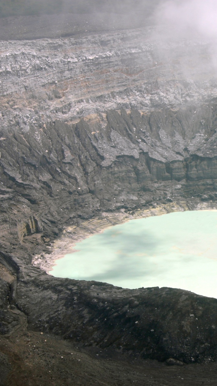 Montaña Negra Con Nubes Blancas. Wallpaper in 720x1280 Resolution